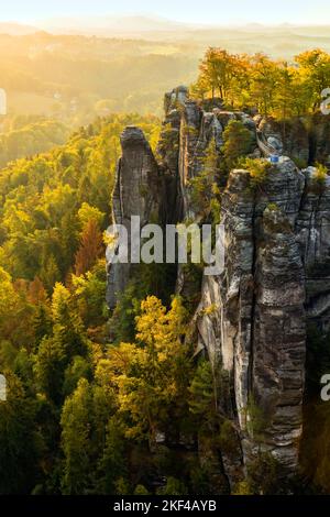 Die Sächsische Schweiz im Herbst, Sachsen, Basteibrücke, Elbsandsteingebirge, Foto Stock