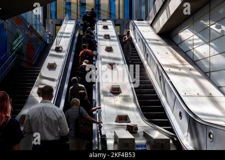 Scale mobili alla metropolitana di Tottenham Court con luci laterali spettacolari che trasportano più passeggeri al lavoro la mattina presto. Foto Stock