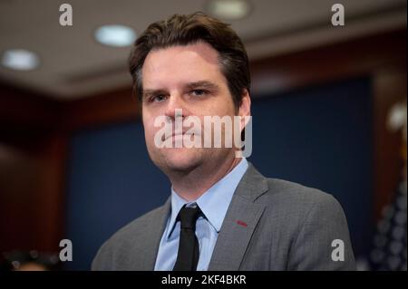 Il rappresentante degli Stati Uniti Matt Gaetz (repubblicano della Florida) parla con i giornalisti delle elezioni di leadership della conferenza repubblicana, a Capitol Hill a Washington, DC, USA, martedì 15 novembre, 2022. Foto di Cliff Owen/CNP/ABACAPRESS.COM Foto Stock