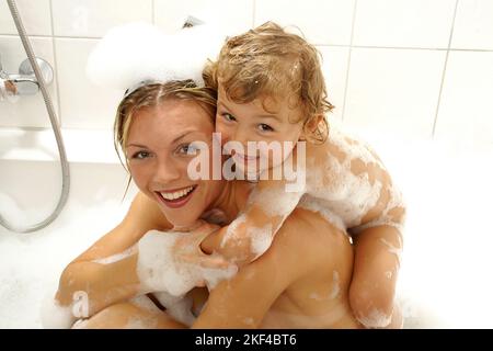 Mutter und kleiner Sohn haben Spass in der Badewanne, Blond, Blonde, Blondine, Frau, 25, 30, Sohn, 3, 4, Jahre, Foto Stock