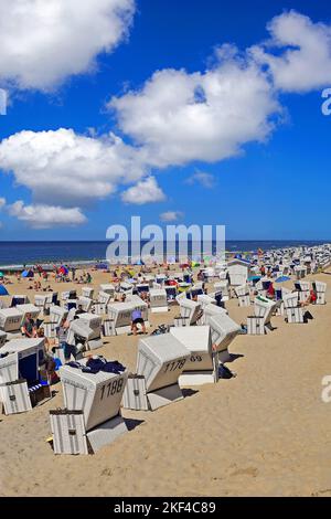 Touristen und Strandkörbe am Hauptstrand von, Westerland Sylt, nordfriesische isole, Nordfriesland, Schleswig-Holstein, Germania Foto Stock