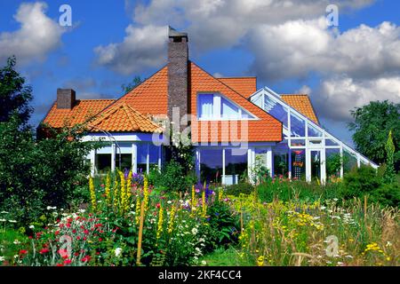 Ein moderns Einfamilienhaus mit Wintergarten in Niedersachsen, Wohnungsbau, Bausparen, Bauen, Hypothek, Hausbau, Foto Stock