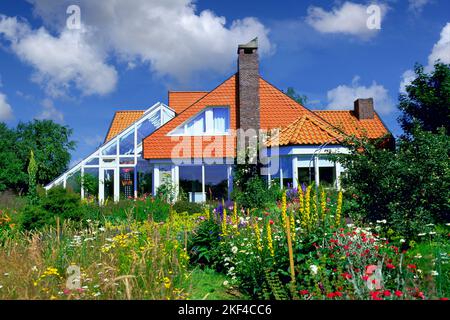 Ein moderns Einfamilienhaus mit Wintergarten in Niedersachsen, Wohnungsbau, Bausparen, Bauen, Hypothek, Hausbau, Foto Stock