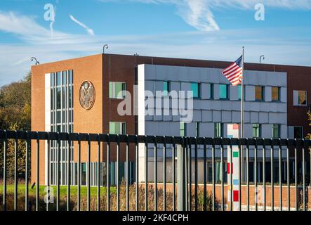 L'Aia, Paesi Bassi, 13.11.2022, Ambasciata degli Stati Uniti nei Paesi Bassi, esterno dell'edificio con bandiera americana dietro la recinzione Foto Stock