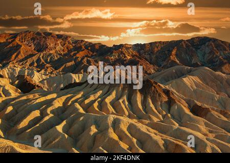 Farbige Gesteinsformationen im Abendlicht am Zabriskie Point, Zabriske Point, Death Valley Nationalpark, USA, Nordamerika Foto Stock