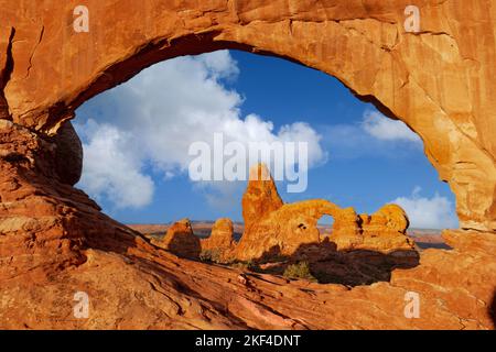 Blick durch den North Window Felsbogen am Morgen auf die Turret Arch Felsenformation, Arches Nationalpark, Utah, USA, Nordamerika Foto Stock