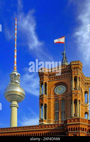 Turm des roten Rathauses und des Berliner Fernsehturm, Alexanderplatz, Berlino, Deutschland Foto Stock