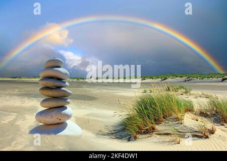 Kieselsteinturm am Strand, Insel Borkum, Ostfriesische Inseln, Regenbogen, Foto Stock