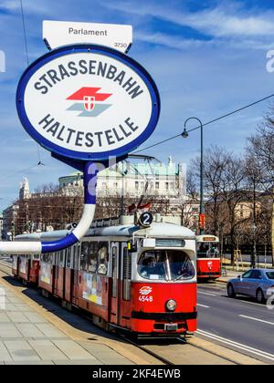 Die Strassenbahn a Vienna, Österreich. öffentlicher Nahverkehr in Städten, hält an einer Haltestelle beim Parlament, Foto Stock