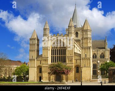 Die Kathedrale von Rochester a Südostengland. Die beeindruckende Westfassade der 604 gegründeten Kathedrale stammt aus normannischer Zeit. Foto Stock