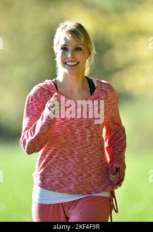 Blonde Frau beim Joggen im Park, 25, 30, Jahre, Foto Stock