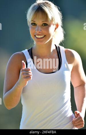 Blonde Frau beim Joggen im Park, 25, 30, Jahre, Foto Stock