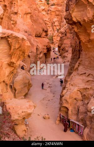 Wadi Musa, Giordania - 2 novembre 2022: Rocce e vista sulla strada a Little Petra, Siq al-Barid Foto Stock