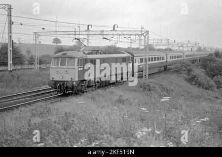 locomotiva elettrica britannica originale classe 86 numero 86225 hardwicke su servizio passeggeri vicino a rugby fine 1970s inizio 1980s Foto Stock