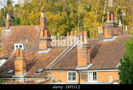 Pentole per camino, antenne TV e tetti a pannelli, Woodbridge, Suffolk, Inghilterra, Regno Unito Foto Stock