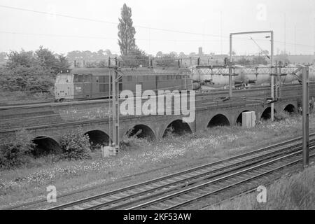 locomotiva diesel britannica originale classe 31 numero 50021 su carri di cemento servizio di trasporto vicino a rugby fine 1970s inizio 1980s Foto Stock