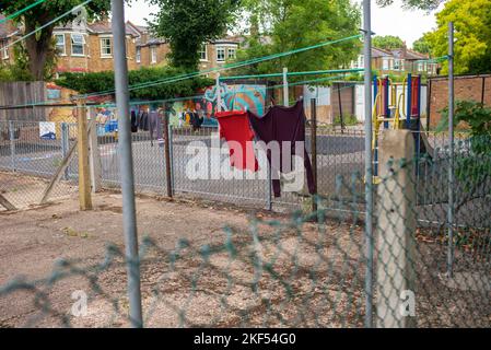 Asciugatura della biancheria in un'area comune nella proprietà di San Valentino Court a Lewisham, Londra Foto Stock