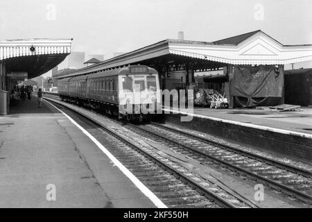 unità multipla diesel per ferrovie britanniche originale l471 sul servizio passeggeri didcot intorno al 1976 Foto Stock
