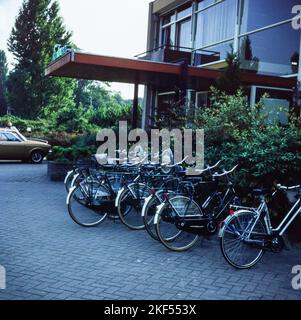 Biciclette (biciclette) fuori Het Postiljon Motel, Almelo, Olanda nel 1981. Questa immagine è stata ripresa dalla diapositiva originale. Foto Stock