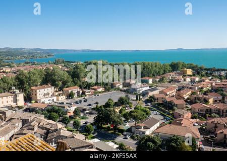 Veduta del piccolo borgo di Bolsena e del lago di Bolsena, Viterbo, Italia, lungo la via Francigena e la costa italiana verso la costa Foto Stock