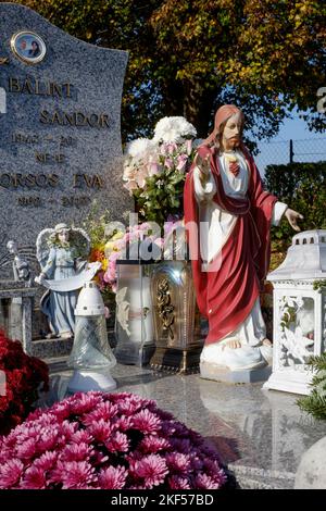 le tombe sono decorate con fiori freschi candele lanterne al cimitero rurale locale per tutti i santi giorno contea di zala ungheria Foto Stock