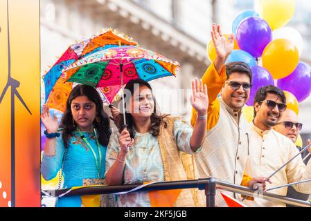 State Bank of India (SBI) alla sfilata del Lord Mayor's Show nella City of London, Regno Unito. Partecipanti della banca indiana e galleggiante Foto Stock