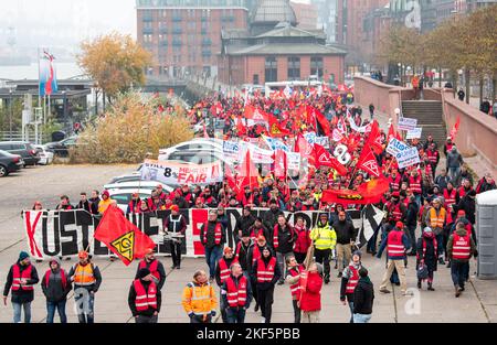 Amburgo, Germania. 16th Nov 2022. I dipendenti dell'industria metallica ed elettrica attraversano il mercato del pesce durante una dimostrazione. Un giorno prima del ciclo di negoziati potenzialmente decisivo nella controversia salariale, migliaia di lavoratori del nord hanno nuovamente aumentato la pressione sui datori di lavoro con uno sciopero di avvertimento. (A dpa 'Metal Industry tariffes sciopers') Credit: Daniel Bockwoldt/dpa/Daniel Bockwoldt/dpa/Alamy Live News Foto Stock