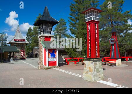 Linea di cerchio artico parallelo nel villaggio di Babbo Natale a Rovaniemi, Finlandia Foto Stock