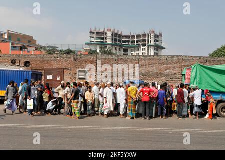 Dhaka, Bangladesh - 16 novembre 2022: Lunga serie di gente comune per comprare riso e farina dal reparto alimentare di vendite di mercato aperto nella zona di Tejgaon in DH Foto Stock