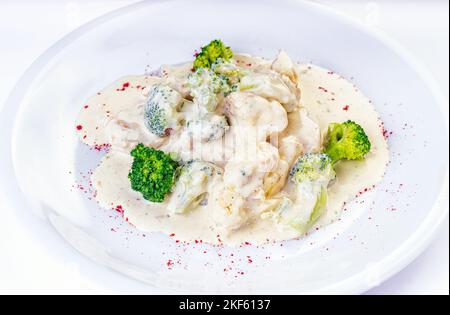 Insalata verde fresca di avocado, broccoli, spinaci e cetriolo per la disintossicazione del corpo - primo piano. Insalata vegana. Cultura vegetariana. Cibo crudo. EA sana Foto Stock