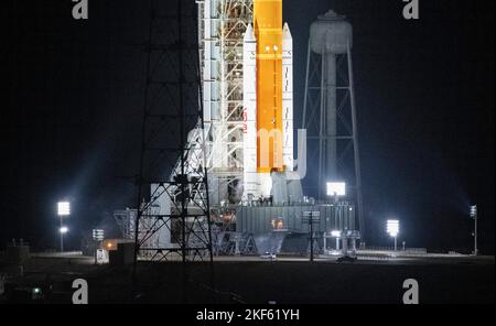 Kennedy Space Center, Stati Uniti d'America. 15 Novembre 2022. Il razzo NASA Artemis i Space Launch System inizia il conto alla rovescia per alzarsi con la navicella spaziale Orion sul complesso di lancio 39B al Kennedy Space Center, 15 novembre 2022, a Cape Canaveral, Florida. Dopo diversi tentativi falliti, il test di volo senza equipaggio è salito al primo test della missione di esplorazione dello spazio profondo. Credit: Joel Kowsky/NASA/Alamy Live News Foto Stock