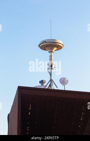 Torre di comunicazione a forma di disco con antenna sul tetto, sorveglianza di massa Foto Stock