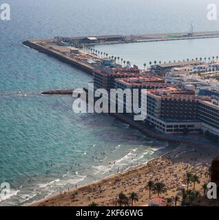 La vista aerea di persone che si divertono sulla spiaggia presso gli edifici del resort sul mare Foto Stock
