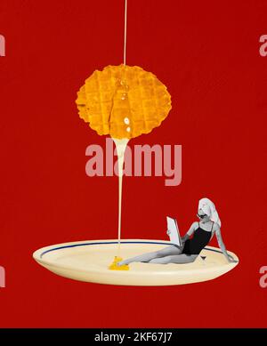 Fotografia di arte pop del cibo. Collage d'arte contemporanea. Elegante giovane donna che riposa, rivista di lettura. Colazione deliziosa con waffle e miele Foto Stock
