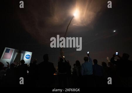 Gli ospiti assisteranno al lancio del razzo NASAs Space Launch System che trasporta la navicella spaziale Orion durante il test di volo Artemis i, mercoledì 16 novembre 2022, presso il Operations and Support Building II del Centro spaziale NASAs Kennedy in Florida. Il test di volo NASAs Artemis i è il primo test di volo integrato dei sistemi di esplorazione dello spazio profondo agencys: La navicella spaziale Orion, il razzo SLS (Space Launch System) e i sistemi di terra. SLS e Orion hanno lanciato alle 1:47:00 EST, dal Launch Pad 39B al Kennedy Space Center. La Luna è in alto a destra. Credito obbligatorio: Fattura Ingalls/NASA tramite CNP Foto Stock