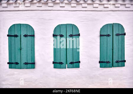 Finestre in legno architettura di vecchie case in legno. Finestra di legno blu di un vecchio edificio. Foto Stock