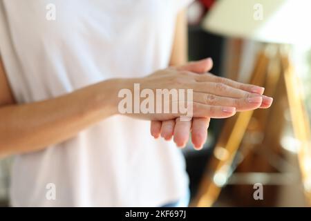 Chiudi le mani femminili con una bella manicure. Foto Stock