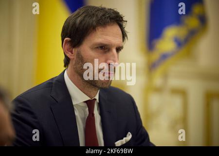 Kiev, Ucraina. 15th Nov 2022. Il ministro degli Esteri olandese Wopke Hoekstratha durante un incontro faccia a faccia con il presidente ucraino Volodymyr Zelenskyy al Palazzo Mariinsky, 15 novembre 2022 a Kyiv, Ucraina. Credit: Presidenza Ucraina/Ufficio stampa presidenziale Ucraina/Alamy Live News Foto Stock
