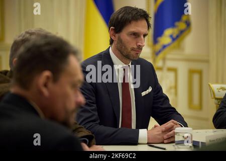 Kiev, Ucraina. 15th Nov 2022. Il ministro degli Esteri olandese Wopke Hoekstratha durante un incontro faccia a faccia con il presidente ucraino Volodymyr Zelenskyy al Palazzo Mariinsky, 15 novembre 2022 a Kyiv, Ucraina. Credit: Presidenza Ucraina/Ufficio stampa presidenziale Ucraina/Alamy Live News Foto Stock
