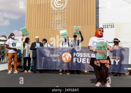 Sharm El Shejk, Egitto. 16th Nov 2022. Gli attivisti si sono dimostrati durante la Conferenza ONU sui cambiamenti climatici del COP27, tenuta dall'UNFCCC al Sharm El-Sheikh International Convention Center, Egitto, il 16 novembre 2022. COP27, che si svolgerà a Sharm El Sheikh dal novembre 6 al novembre 18, si concentra sull'attuazione delle misure già concordate nel corso dei precedenti cops. La Conferenza di Sharm El Sheikh si concentra anche sulle comunità più vulnerabili, poiché la crisi climatica indura le condizioni di vita di quelle già più svantaggiate. (Foto di Dominika Zarzycka/Sipa USA) Credit: Sipa USA/Alamy Live News Foto Stock