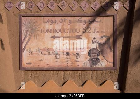 Marocco, Zagora, segno dipinto a Zagora, Marocco che mostra la strada per Timbuktu e il tempo necessario per raggiungerlo da cammello Foto Stock