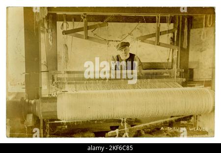 Cartolina edoardiana originale di un più anziano uomo scozzese che è un Weaver di Thrums - un lavoratore del cottage probabilmente, lavorando da casa su un telaio di legno, macchina del telaio manuale, forse rugmaking. I Thrums sono scarti dall'industria di tessitura del tappeto, erano poco costosi in modo da questo uomo è probabile essere povero. La cartolina è datata / postata il 5 Feb 1907 da Kirriemuir, Angus, Scozia, Foto Stock