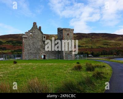 Lochranza Castle, una casa torre fortificata a L situata su un promontorio a Lochranza, parte settentrionale dell'isola di Arran, Scozia, Regno Unito. Foto Stock