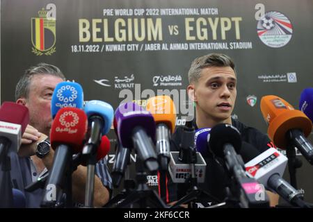 Il Trossard di Leandro in Belgio e le foto sono dipese durante una conferenza stampa della nazionale belga di calcio The Red Devils, al Club al Yarmouk, a Kuwait City, Kuwait, mercoledì 16 novembre 2022. I Red Devils sono in Kuwait per prepararsi alla prossima Coppa del mondo FIFA 2022 in Qatar. BELGA PHOTO VIRGINIE LEFOUR Foto Stock