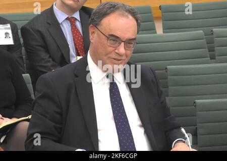 Cattura schermo dalla TV del Parlamento del Governatore della Banca d'Inghilterra Andrew Bailey parlando al comitato di selezione del Tesoro sui rapporti di politica monetaria della Banca, alle Camere del Parlamento, Londra. Data di emissione: Mercoledì 16 novembre 2022. Foto Stock