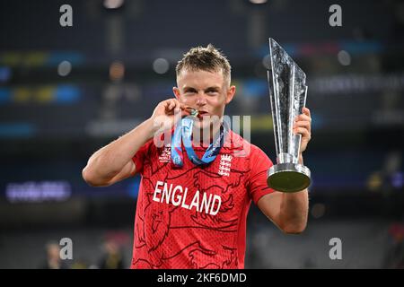 Foto del file datata 13-11-2022 del Sam Curran inglese con il trofeo di Coppa del mondo T20. Sam Curran e Adel Rashid hanno fatto il loro ingresso nella top five della classifica di bowling dell'ICC dopo la vittoria dell'Inghilterra alla Coppa del mondo T20. Data di emissione: Mercoledì 16 novembre 2022. Foto Stock