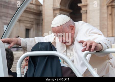 Roma, Italia. 16th Nov 2022. Italia, Roma, Vaticano, 22/11/16 . Papa Francesco è fermato da una suora di lingua spagnola, e le parla per un po' al termine dell'udienza generale settimanale in Piazza San Pietro. Italia, Roma, Vaticano, 22/11/16 . Papa Francesco viene fermato da una suora di clausura di lingua Spagnola e parla con lei per un po' al termine dell'udienza generale settimanale in Piazza San Pietro. Foto di Massimiliano MIGLIORATO/Catholic Press Photo Credit: Agenzia indipendente per le foto/Alamy Live News Foto Stock