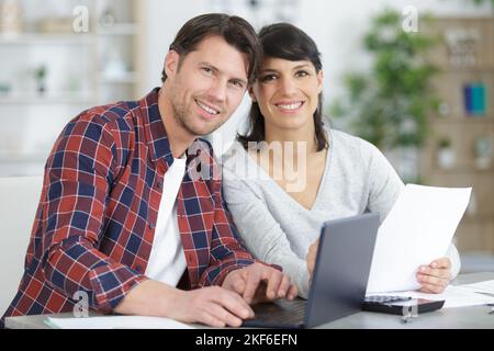 coppia entusiasta di leggere buone notizie sul notebook Foto Stock