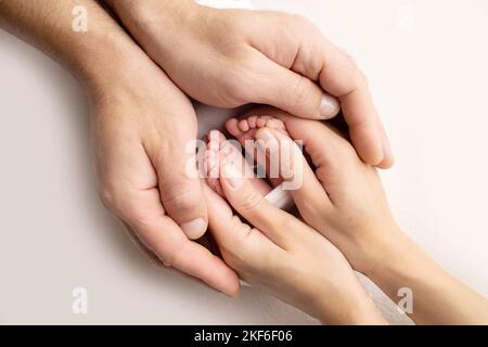 La madre sta facendo il massaggio sul suo piede del bambino. Prevenzione dei piedi piatti, sviluppo, tono muscolare, displasia. Foto Stock