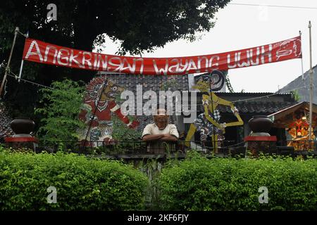 16 novembre 2022, Yogyakarta, Regione Speciale di Yogyakarta, Indonesia: Artista 'Wayang uwuh', ISKANDAR HARDJODIMULJO (61) posa nella sua casa a Yogyakarta, Indonesia. Il wayang uwuh, costituito da rifiuti domestici come bottiglie di acqua minerale usate, involucri alimentari di cartone e plastica, è venduto per 25.000 IDR a 2 milioni di IDR. (Credit Image: © Angga Budhiyanto/ZUMA Press Wire) Foto Stock